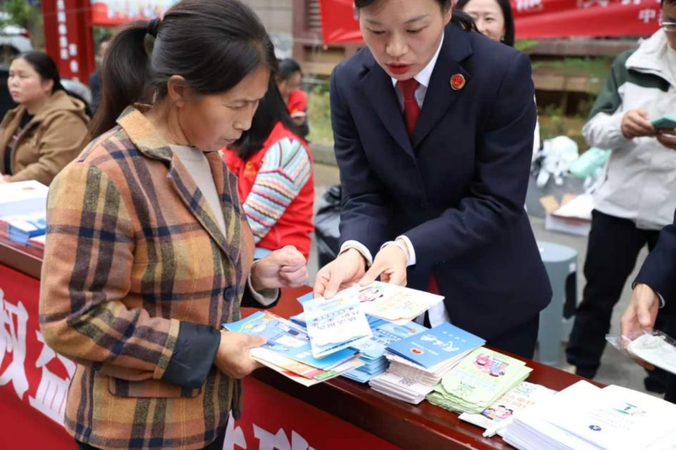 民法典宣传月：普法宣传进社区 法典护航暖民心