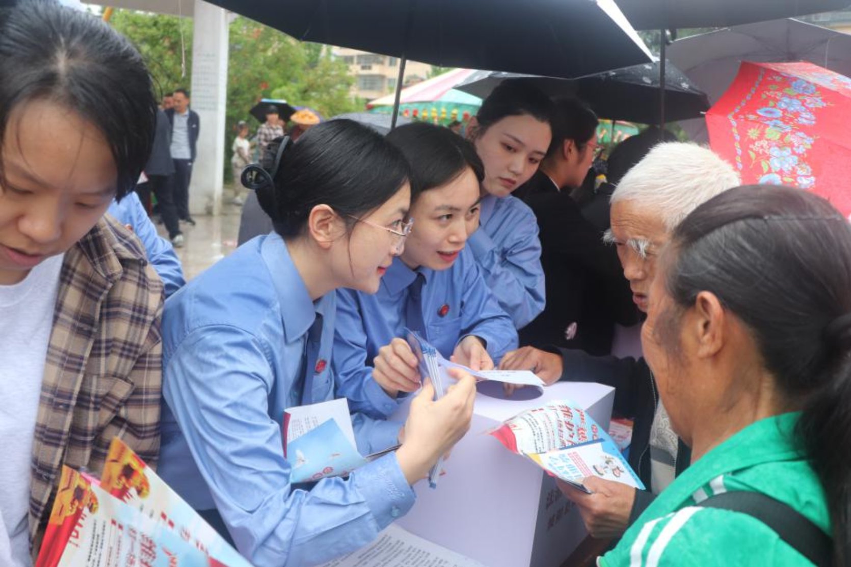 检察宣传进广场  法治惠民促提升——绥阳县人民检察院开展2026年“双提升”工作宣传活动